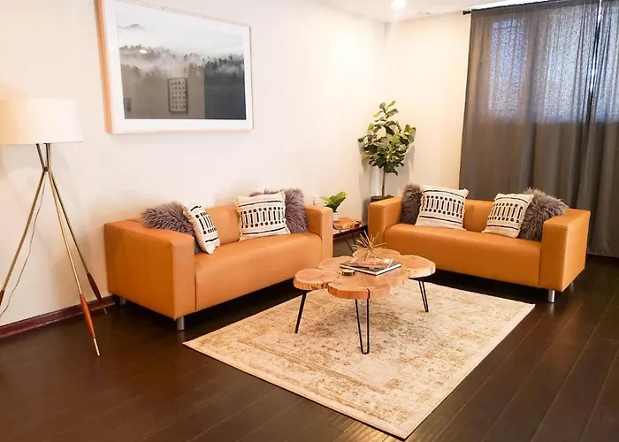 2br Airy & Tidy With Free Covered Parking - Modern *