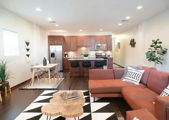 Apartment 2br Airy & Tidy With Free Covered Parking - Modern *