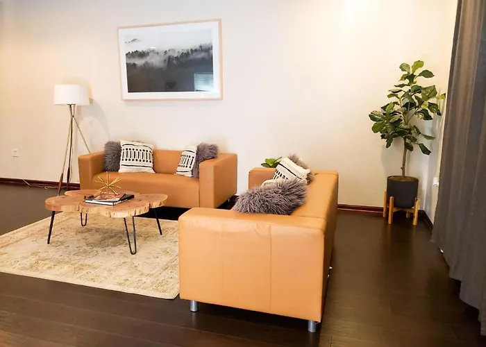 2br Airy & Tidy With Free Covered Parking - Modern Apartment Chicago