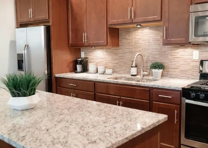 Apartment 2br Airy & Tidy With Free Covered Parking - Modern