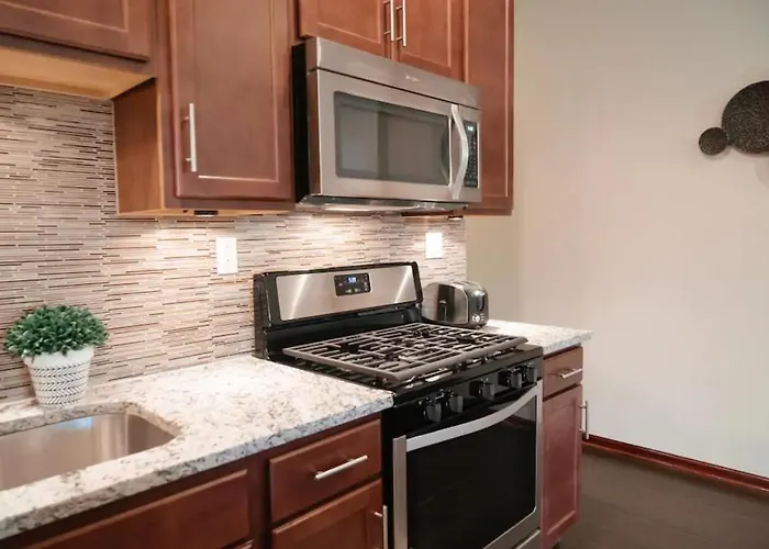 2br Airy & Tidy With Free Covered Parking - Modern Apartment Chicago