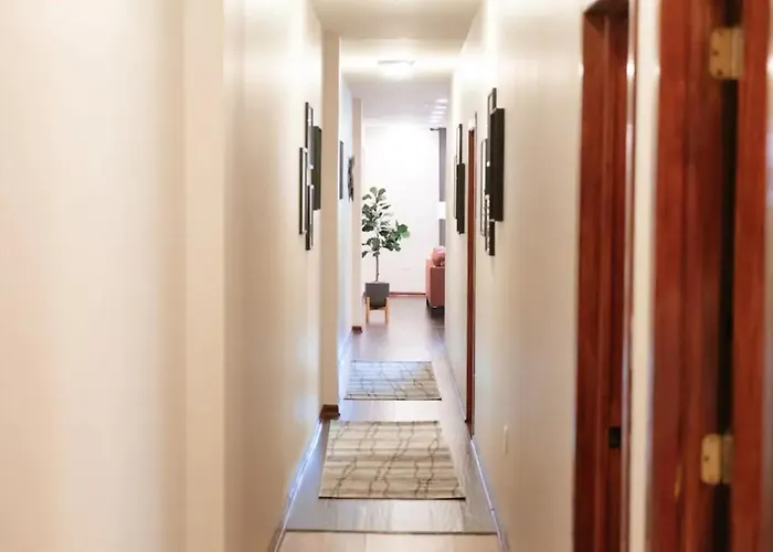 2br Airy & Tidy With Free Covered Parking - Modern *