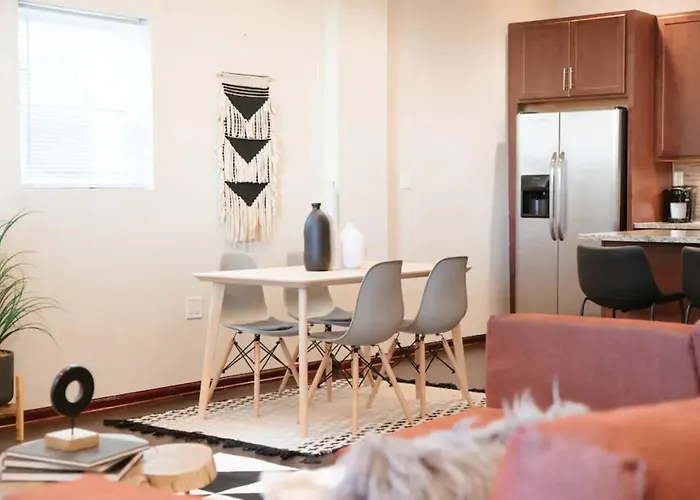 2br Airy & Tidy With Free Covered Parking - Modern