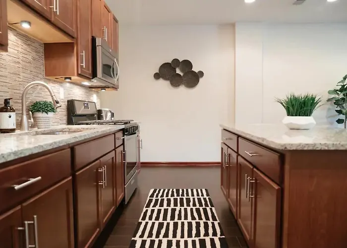 2br Airy & Tidy With Free Covered Parking - Modern