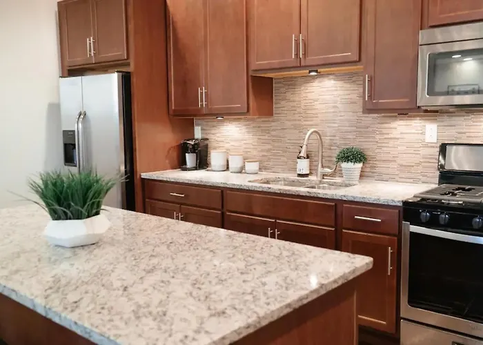 2br Airy & Tidy With Free Covered Parking - Modern Apartment *