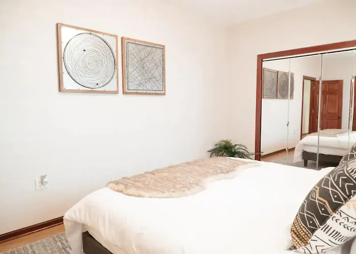2br Airy & Tidy With Free Covered Parking - Modern Apartment Chicago