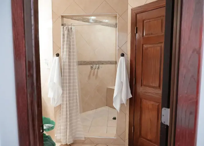 Apartment 2br Airy & Tidy With Free Covered Parking - Modern *