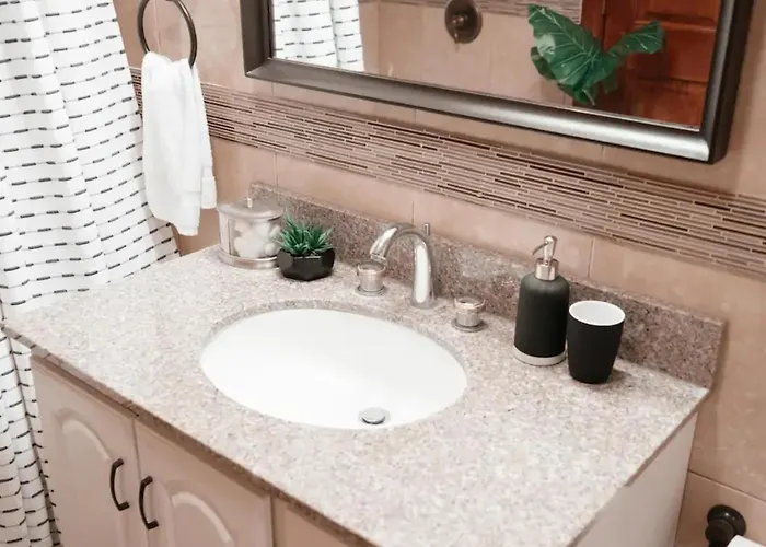 Apartment 2br Airy & Tidy With Free Covered Parking - Modern