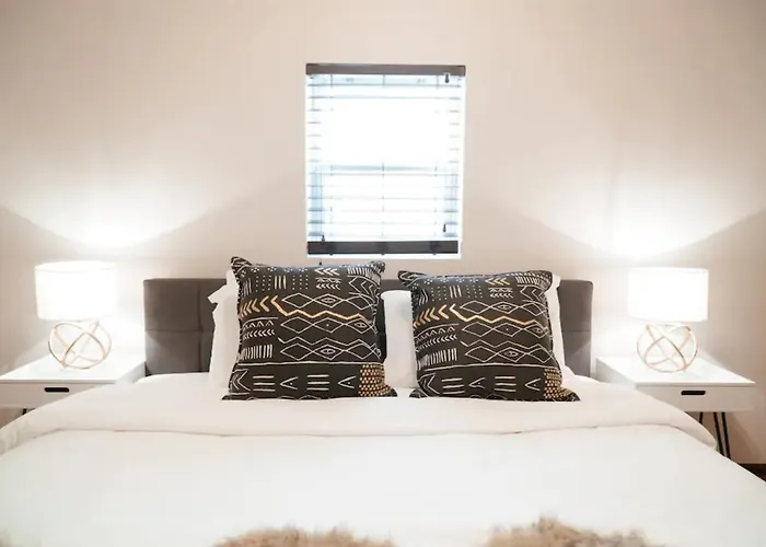 2br Airy & Tidy With Free Covered Parking - Modern *