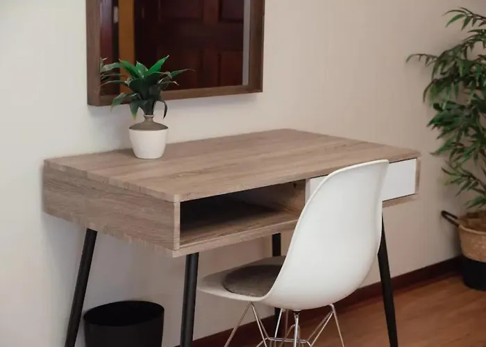 Apartment 2br Airy & Tidy With Free Covered Parking - Modern Chicago
