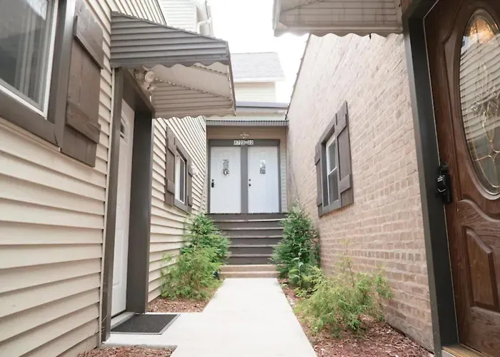 2br Airy & Tidy With Free Covered Parking - Modern