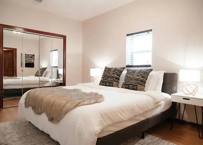 2br Airy & Tidy With Free Covered Parking - Modern Apartment Chicago