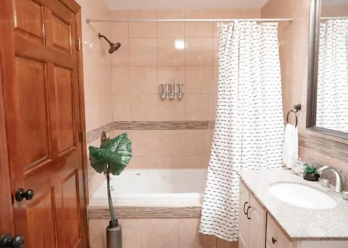 2br Airy & Tidy With Free Covered Parking - Modern Apartment