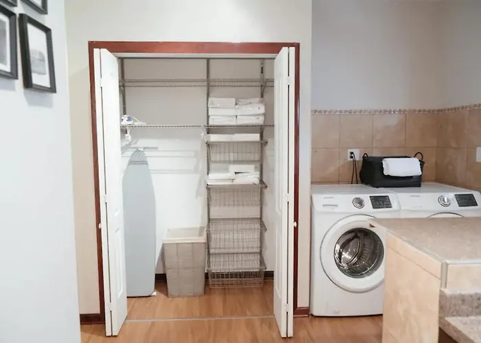 2br Airy & Tidy With Free Covered Parking - Modern Apartment