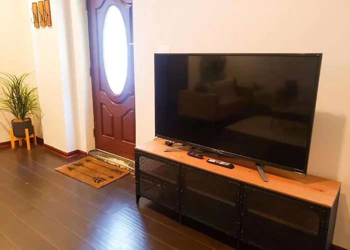 2br Airy & Tidy With Free Covered Parking - Modern *
