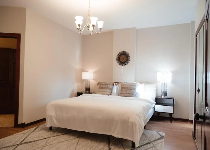 2br Airy & Tidy With Free Covered Parking - Modern Apartment *