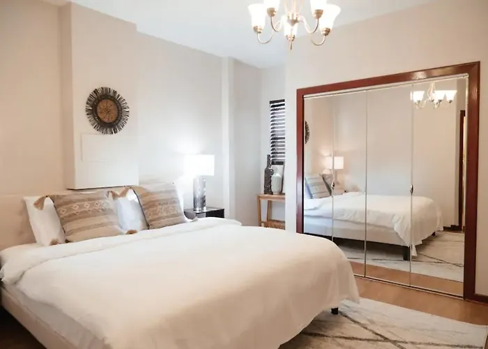 Apartment 2br Airy & Tidy With Free Covered Parking - Modern Chicago