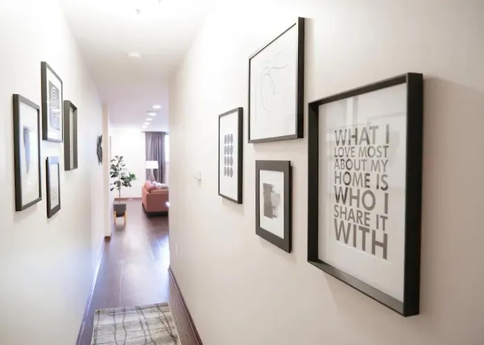 2br Airy & Tidy With Free Covered Parking - Modern * Chicago