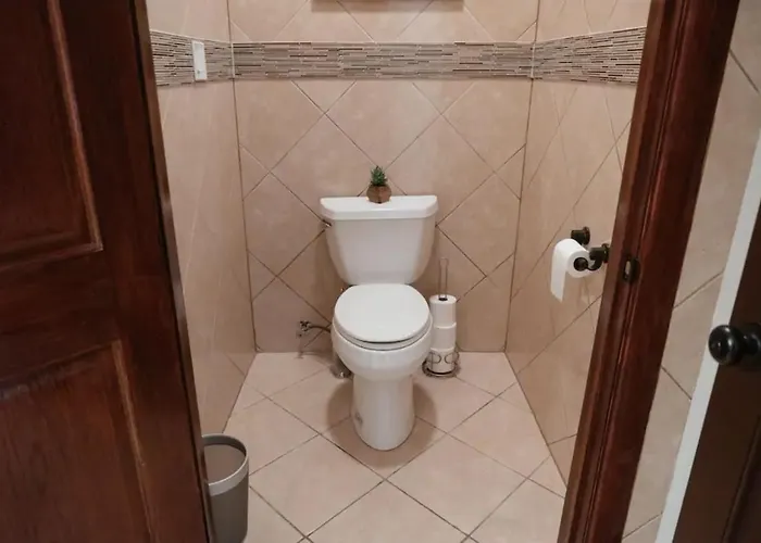 Apartment 2br Airy & Tidy With Free Covered Parking - Modern