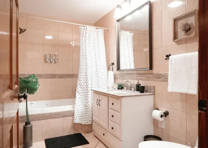 2br Airy & Tidy With Free Covered Parking - Modern * Chicago