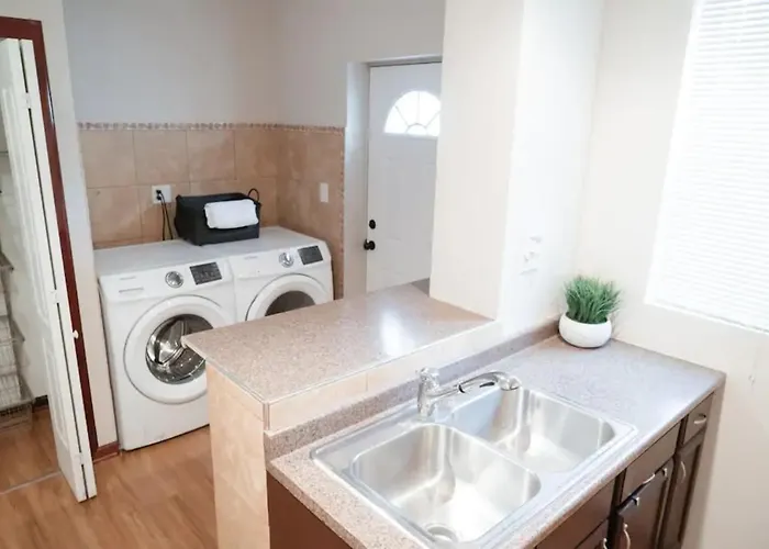 Apartment 2br Airy & Tidy With Free Covered Parking - Modern
