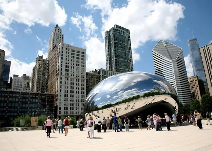 2br Airy & Tidy With Free Covered Parking - Modern Apartment Chicago
