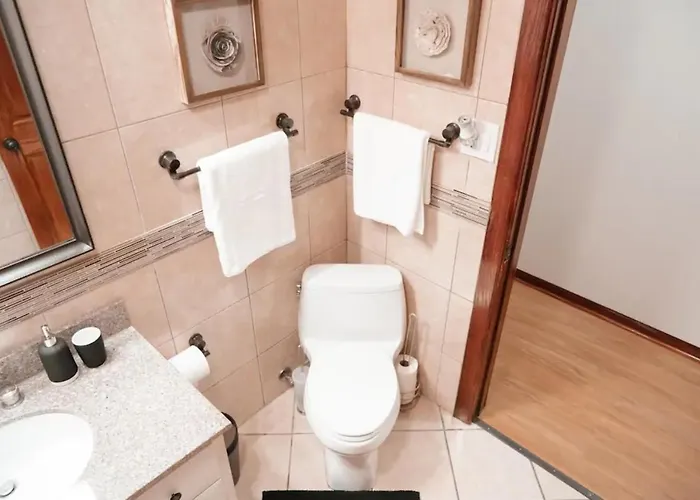 2br Airy & Tidy With Free Covered Parking - Modern Apartment *