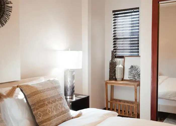 2br Airy & Tidy With Free Covered Parking - Modern Apartment Chicago
