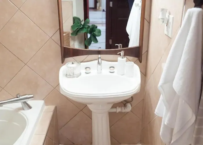 2br Airy & Tidy With Free Covered Parking - Modern *