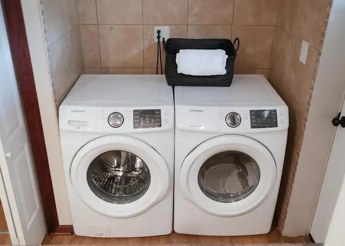 2br Airy & Tidy With Free Covered Parking - Modern Apartment